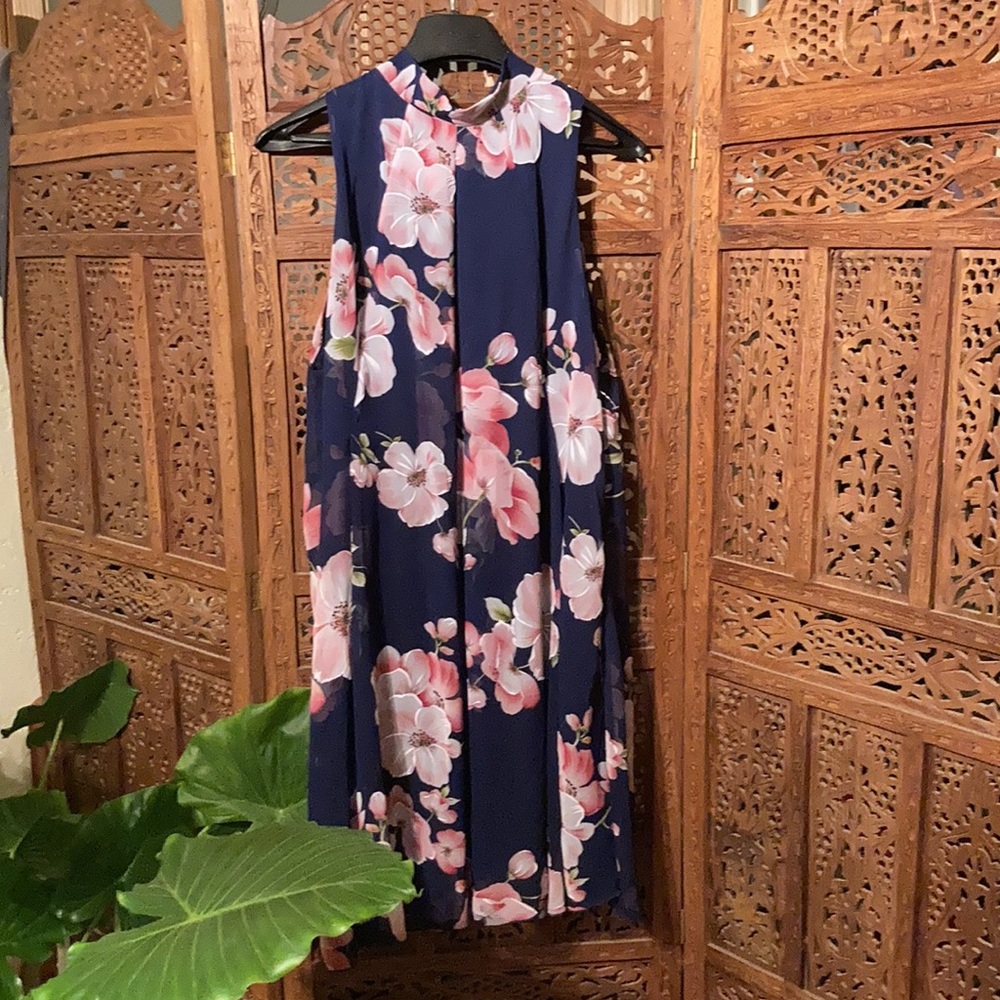 Flowing floral knee length dress 🌸